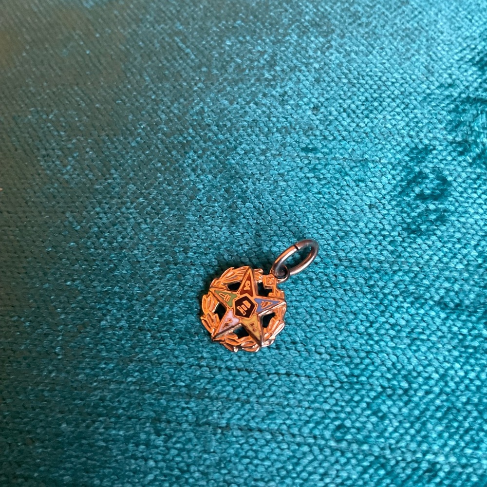 Gold star pendant charm - Picture 3 of 5